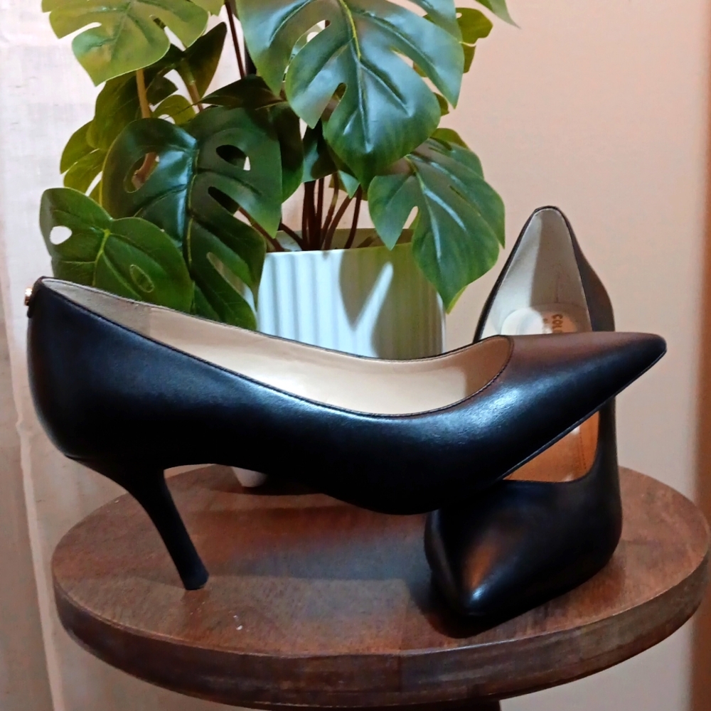 Cole Haan Black Heels with Pointed Toe and Stiletto Heel. Size 7